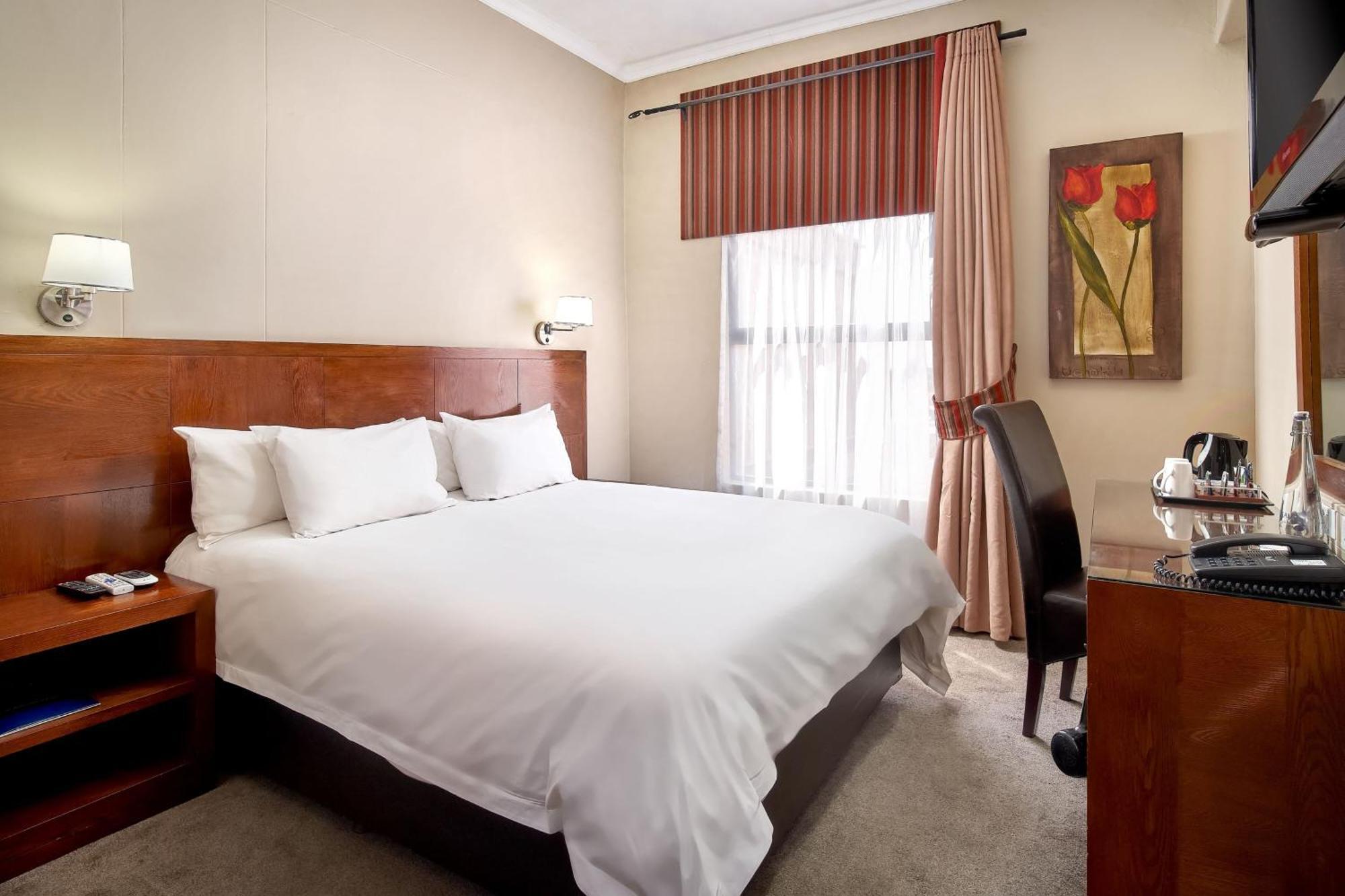 Protea Hotel By Marriott Pretoria Hatfield Номер фото