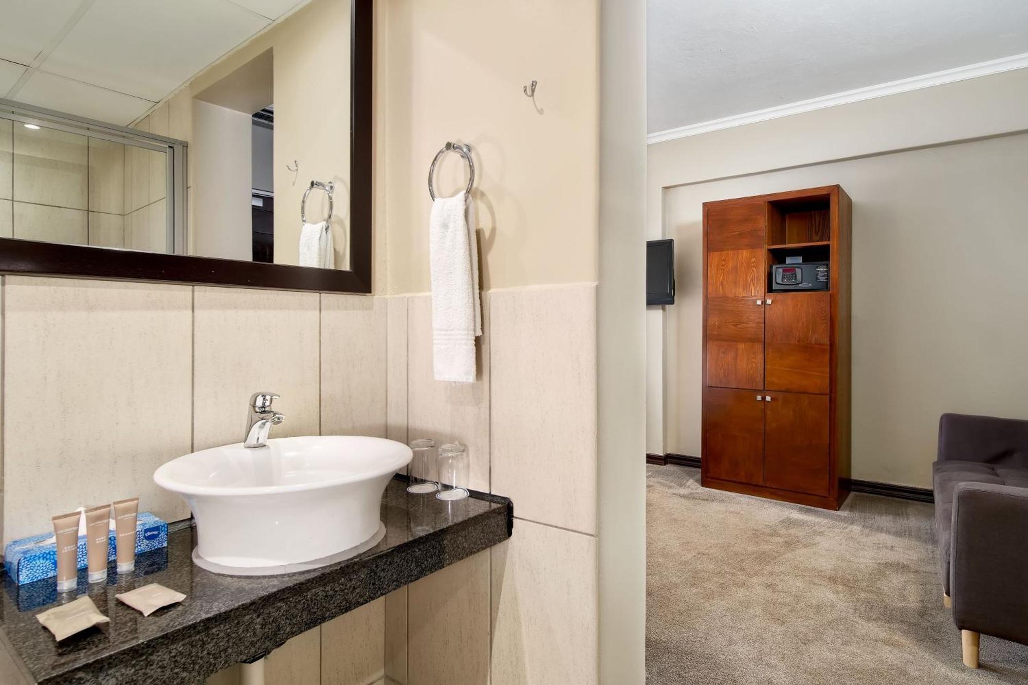 Protea Hotel By Marriott Pretoria Hatfield Номер фото